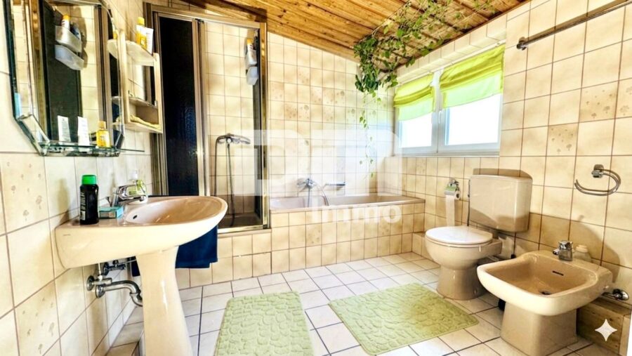 Historisches Fachwerk-Ensemble mit Renditepotenzial in zentraler Lage von Northeim - OG WE1 Bad / Wanne / Dusche